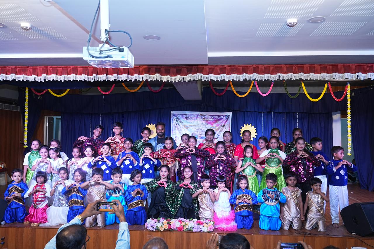 A stage full of smiles, energy, and togetherness.
Moments like these turn into lifelong memories.